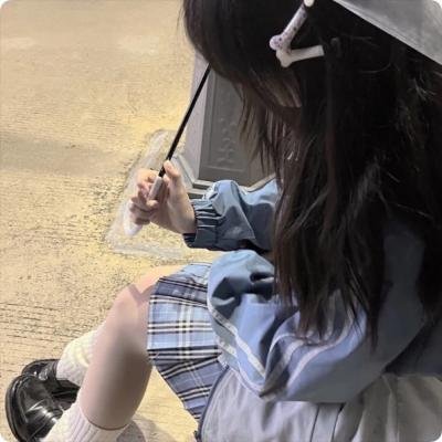穿一只红鞋的男人